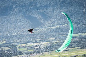 Chambery (73), le 28 août 2014: entrainement pour les championnat de France de parapente acrobatique au-dessus du lac du Bourget